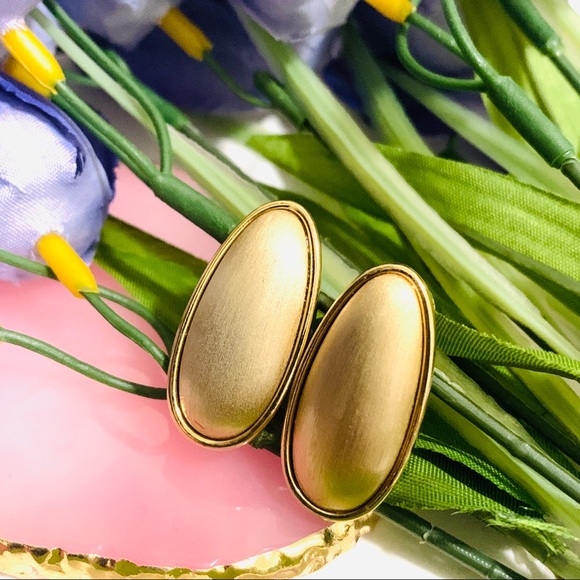 🌹Vintage Monet gold oval shape clip on earring - Picture 1 of 15